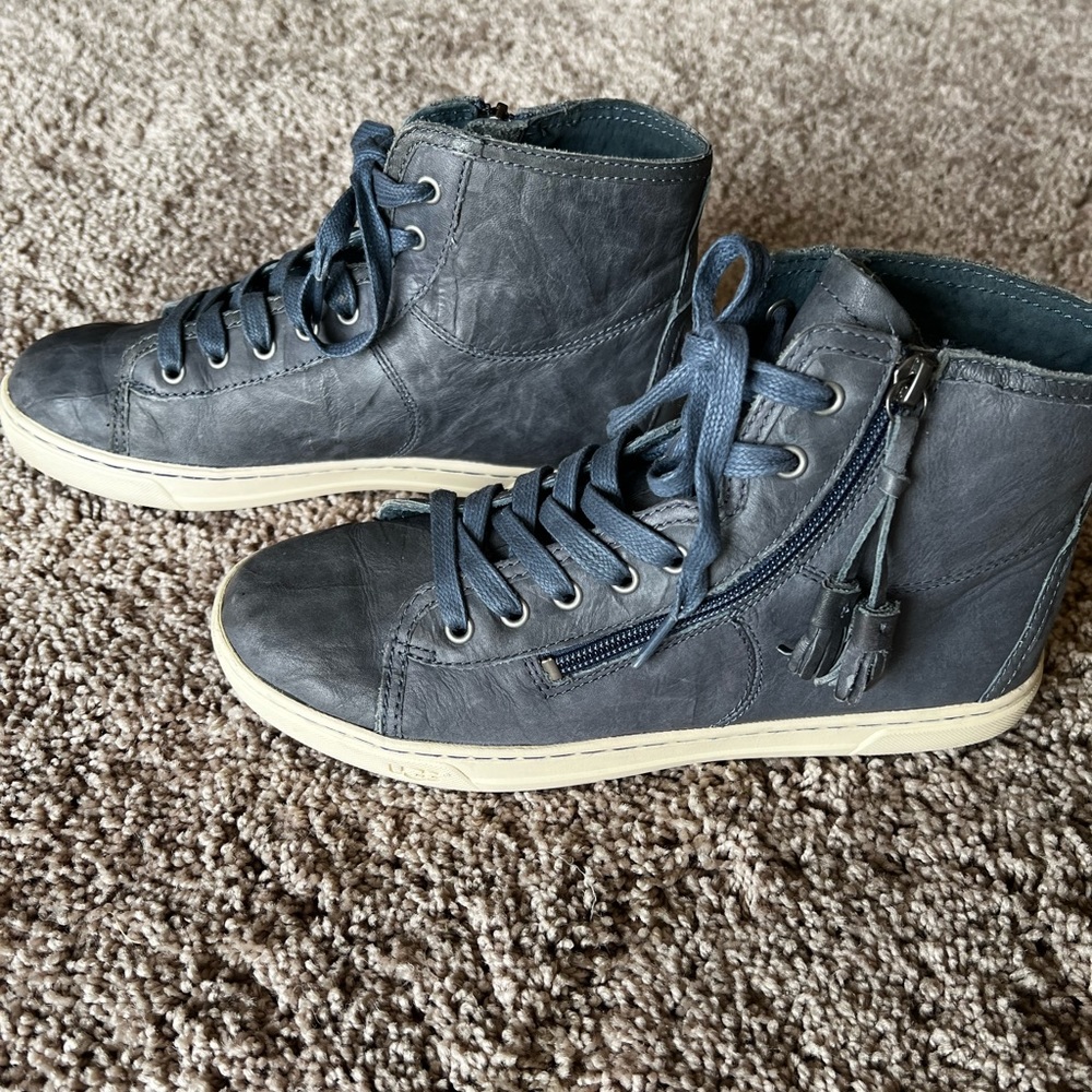 UGG Blaney side zip tassel boot/sneaker size 8 so comfortable, Pristine